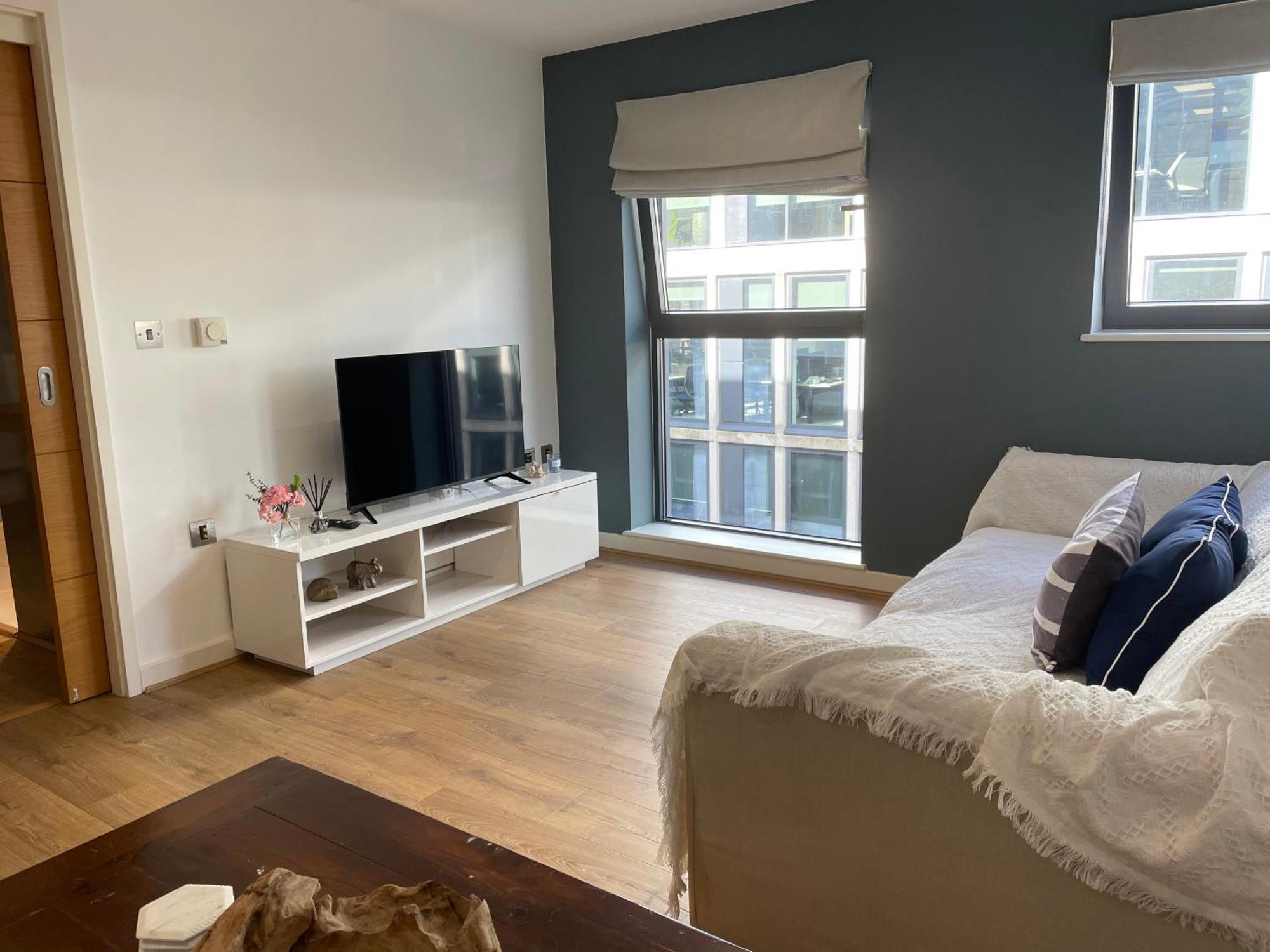 2 Bed, 2 Bath Apartment In Guildford Town Centre With Parking! Exterior photo
