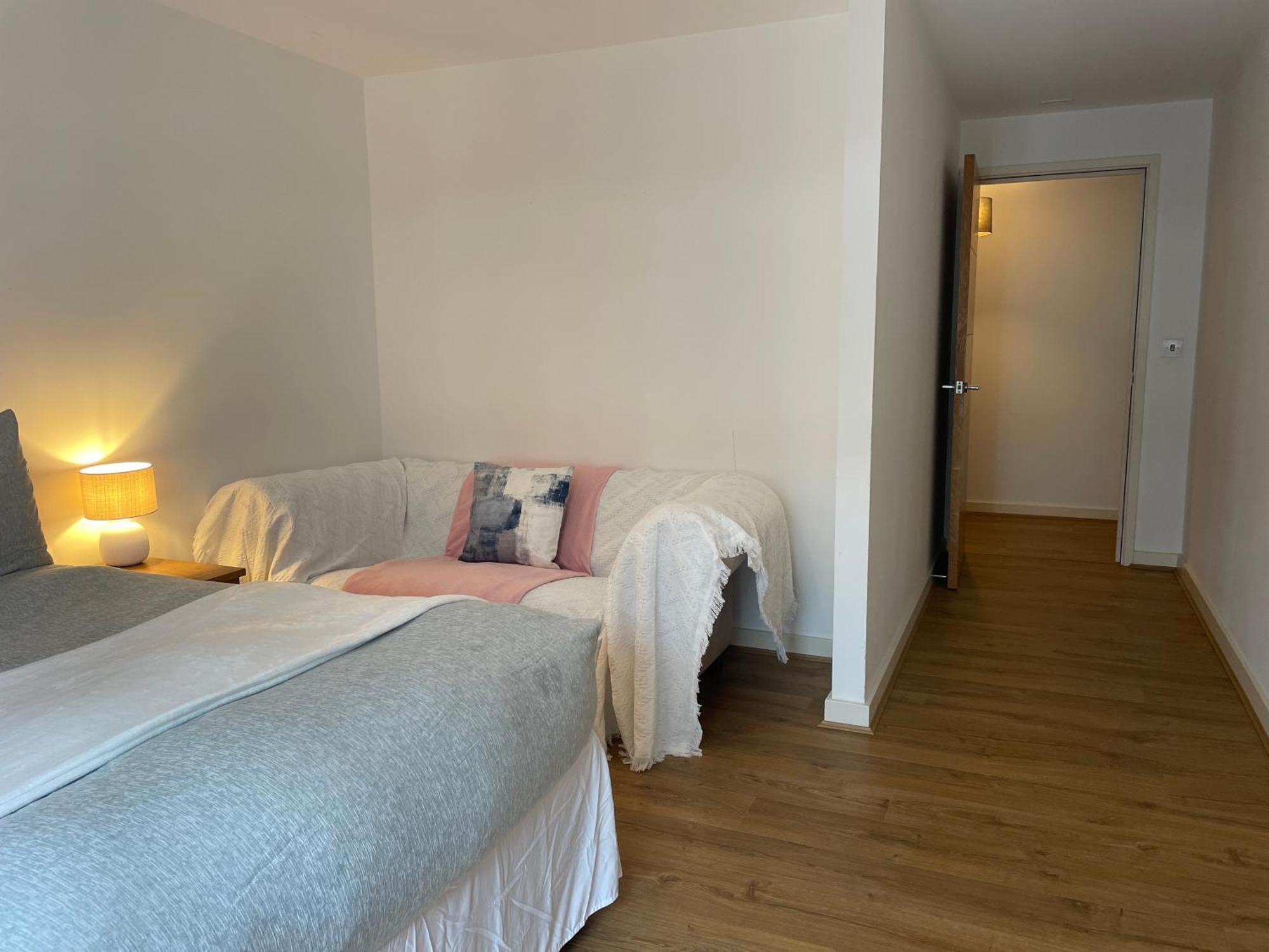 2 Bed, 2 Bath Apartment In Guildford Town Centre With Parking! Exterior photo