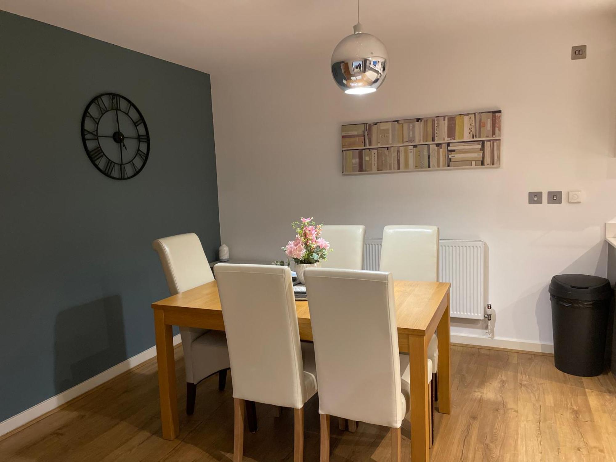 2 Bed, 2 Bath Apartment In Guildford Town Centre With Parking! Exterior photo